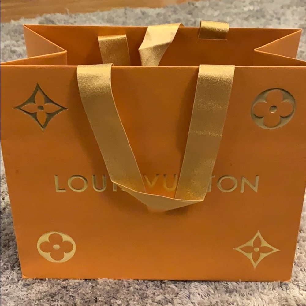 Louis shopping bag.